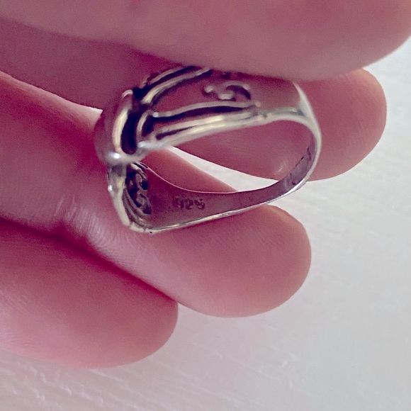 Beautiful Size 6.5 sterling silver Heart Ring. Has 925 hallmark - Picture 3 of 4